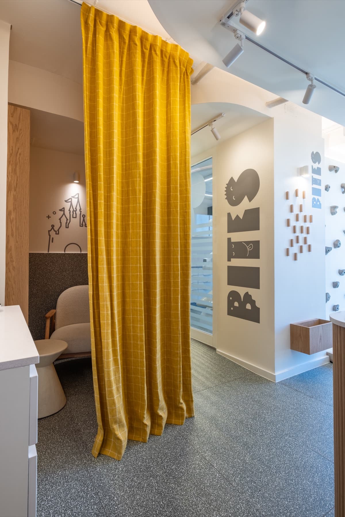 Pasillo con cortina amarilla