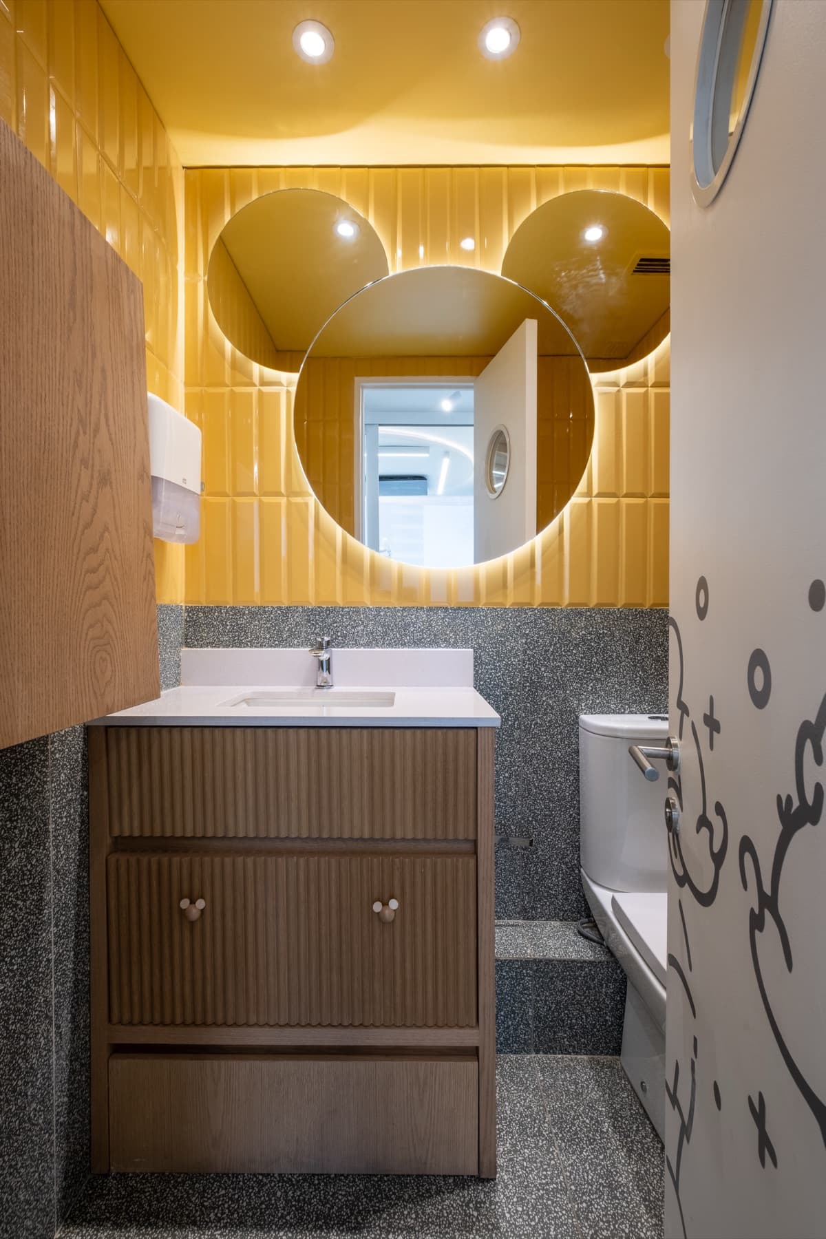 Baño con espejo Mickey Mouse