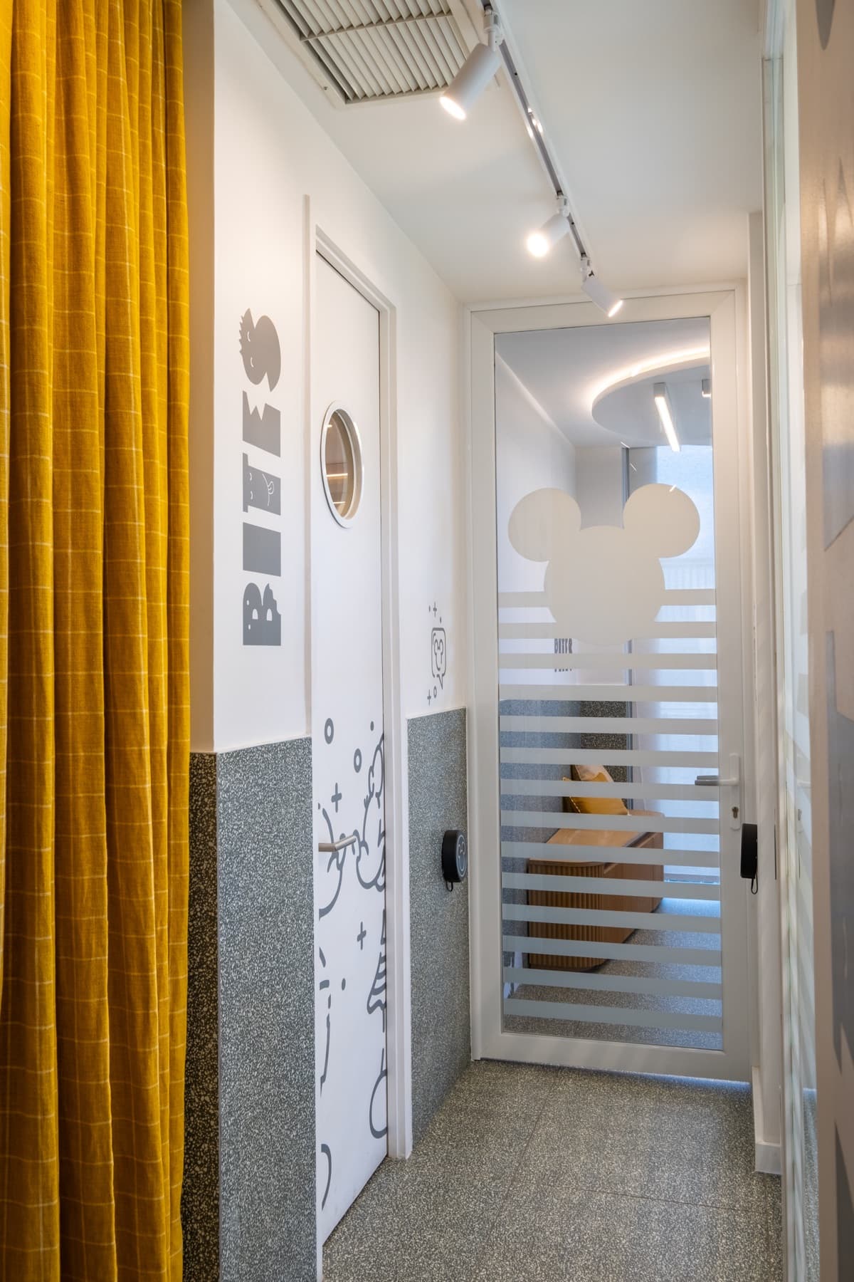 Pasillo con puerta de Mickey