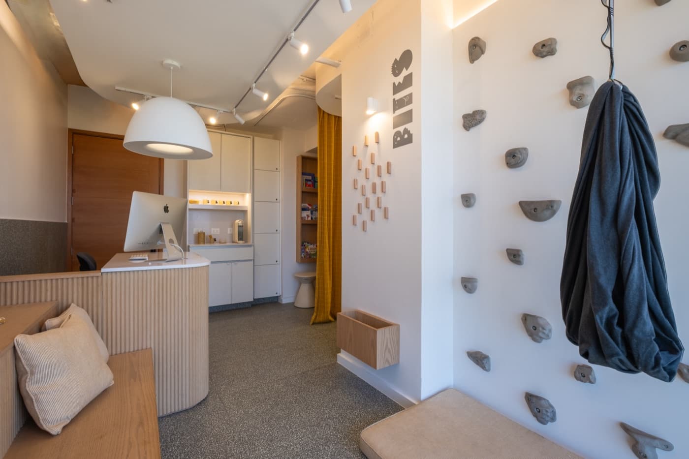 Bites - Área de recepción con muro de escalada